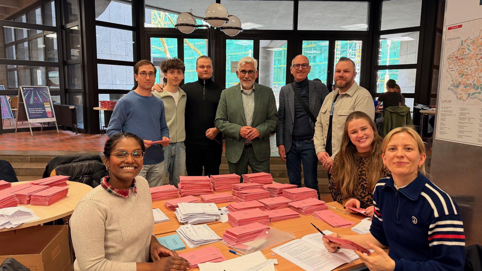 Menschen im Wahlbüro