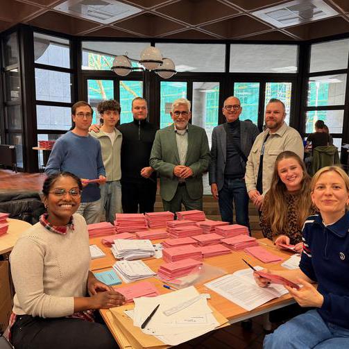 Menschen im Wahlbüro