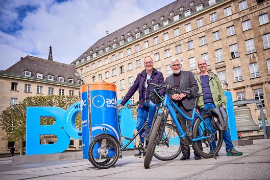 Das Fotos zeigt (von links):  ADFC-Vorstand Burkhard Klein, Oberbürgermeister Jörg Lukat und der städtische Nahmobilitätsbeauftragte Matthias Olschowy.