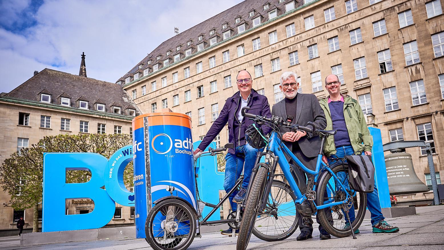 Das Fotos zeigt (von links): ADFC-Vorstand Burkhard Klein, Oberbürgermeister Jörg Lukat und der städtische Nahmobilitätsbeauftragte Matthias Olschowy.