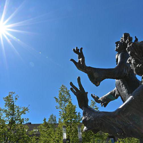Die Sonne scheint auf eine Skulptur herab.