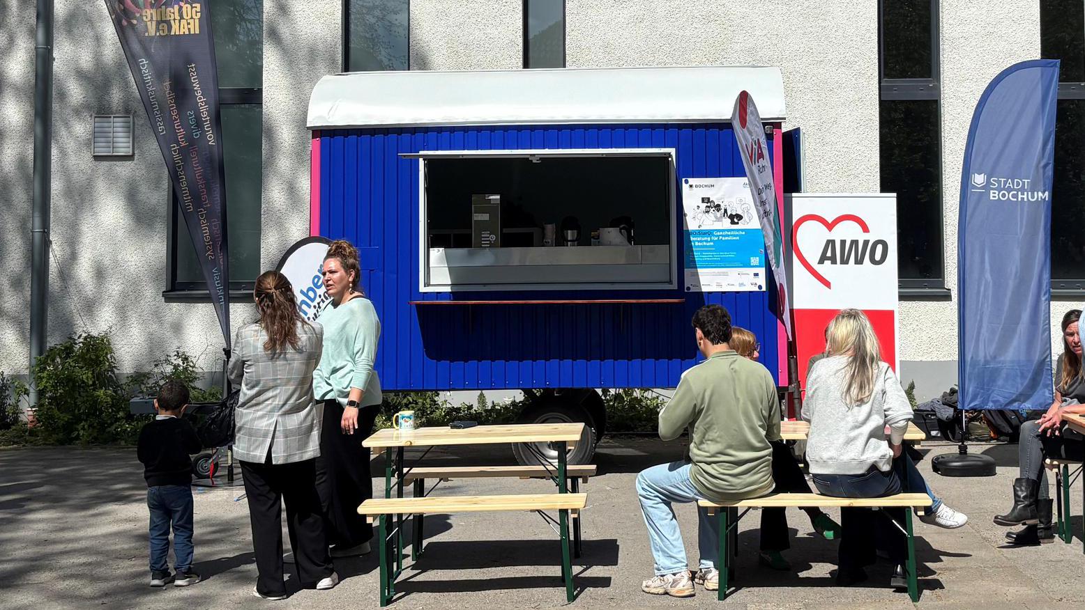 Bauwagen, Menschen im Gespräch