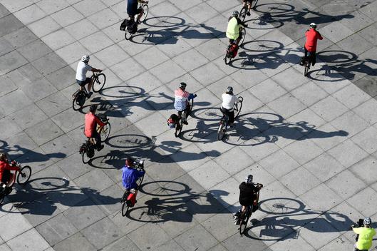 Radfahrer fahren über einen Platz.
