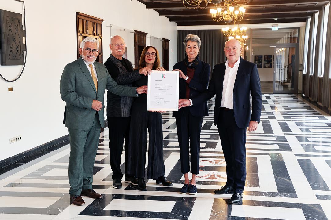 Jörg Lukat, Hartmut und Christine Räder, Bettina Eickhoff und Jürgen Hohmann (von links) präsentieren die Urkunde der Gemeinsam für Bochum – Stiftung.