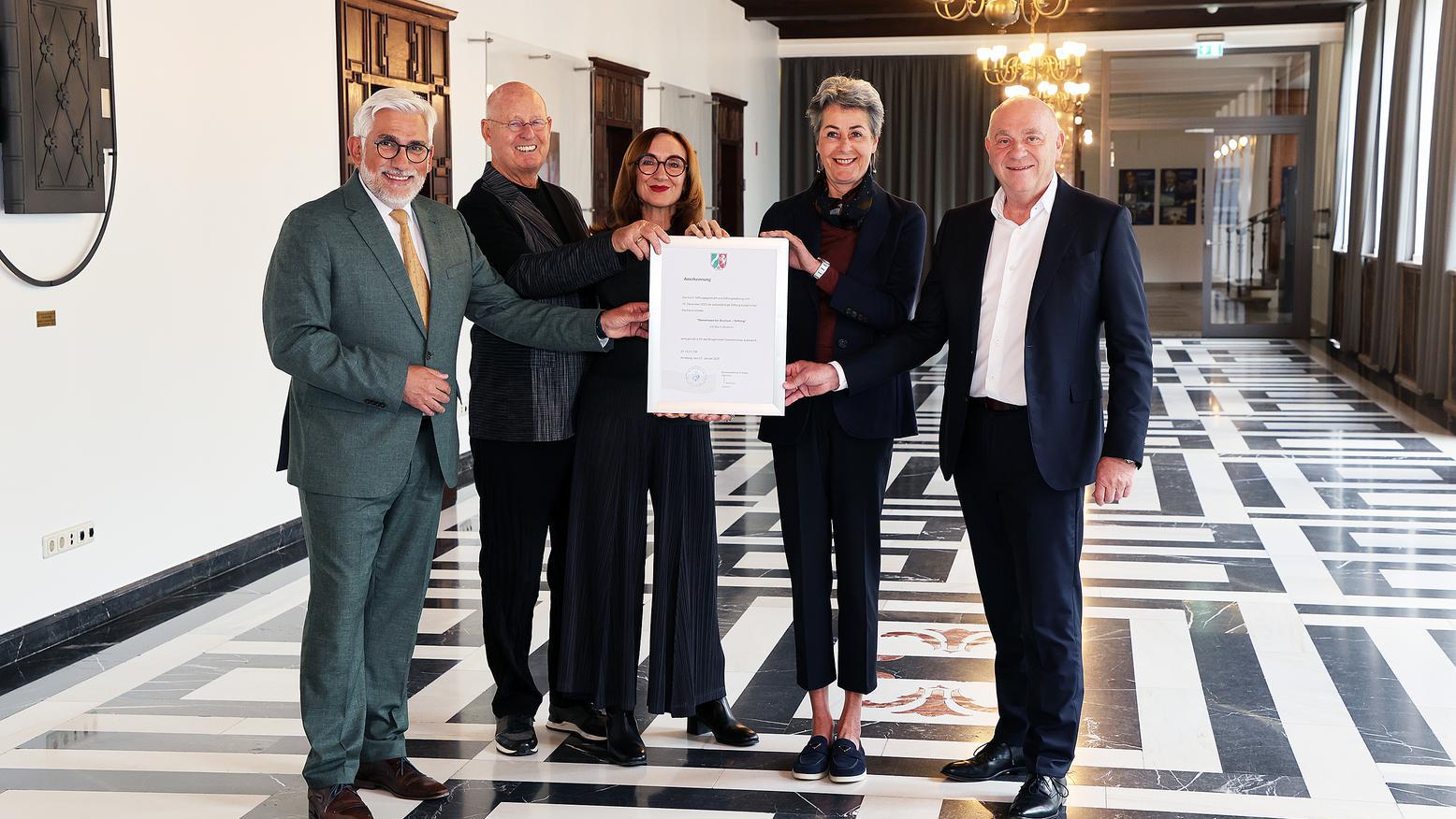 Jörg Lukat, Hartmut und Christine Räder, Bettina Eickhoff und Jürgen Hohmann (von links) präsentieren die Urkunde der Gemeinsam für Bochum – Stiftung.