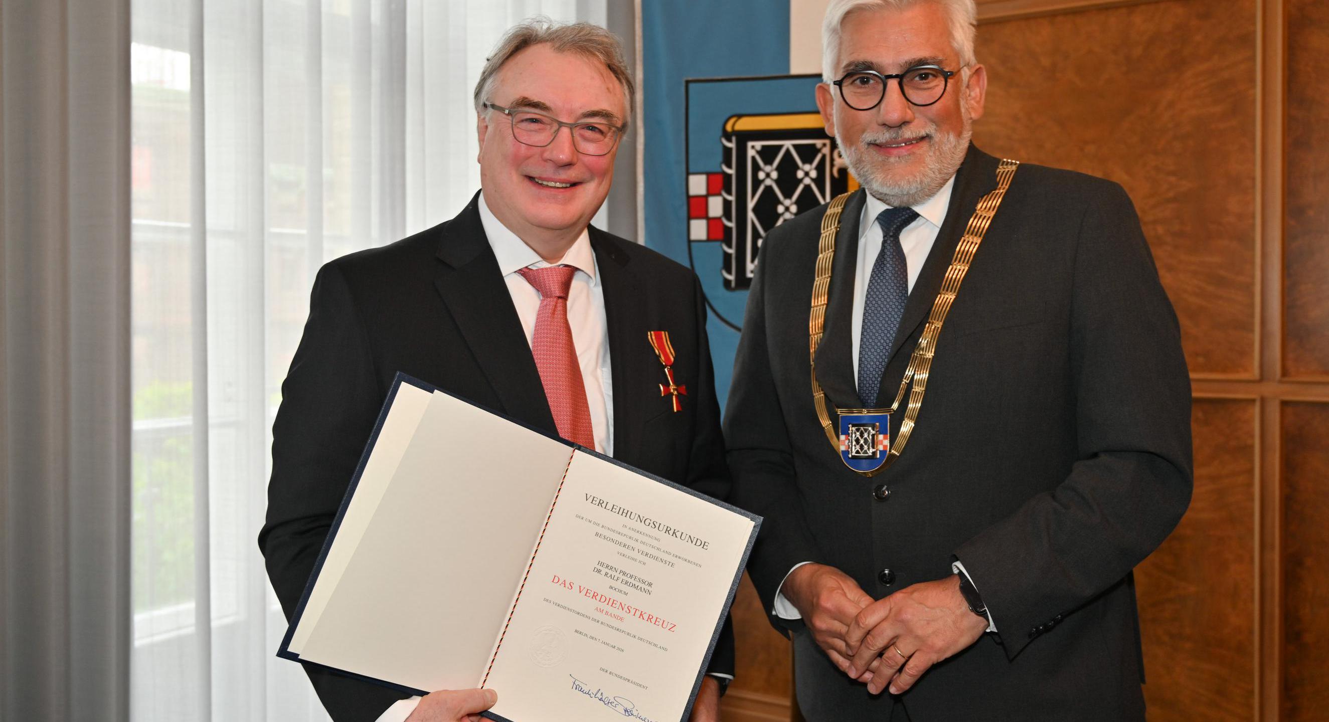Verdienstkreuz für Prof. Dr. Ralf Erdmann