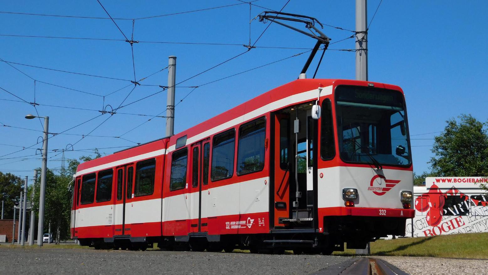 Die historische Straßenbahn (TW 332) von außen