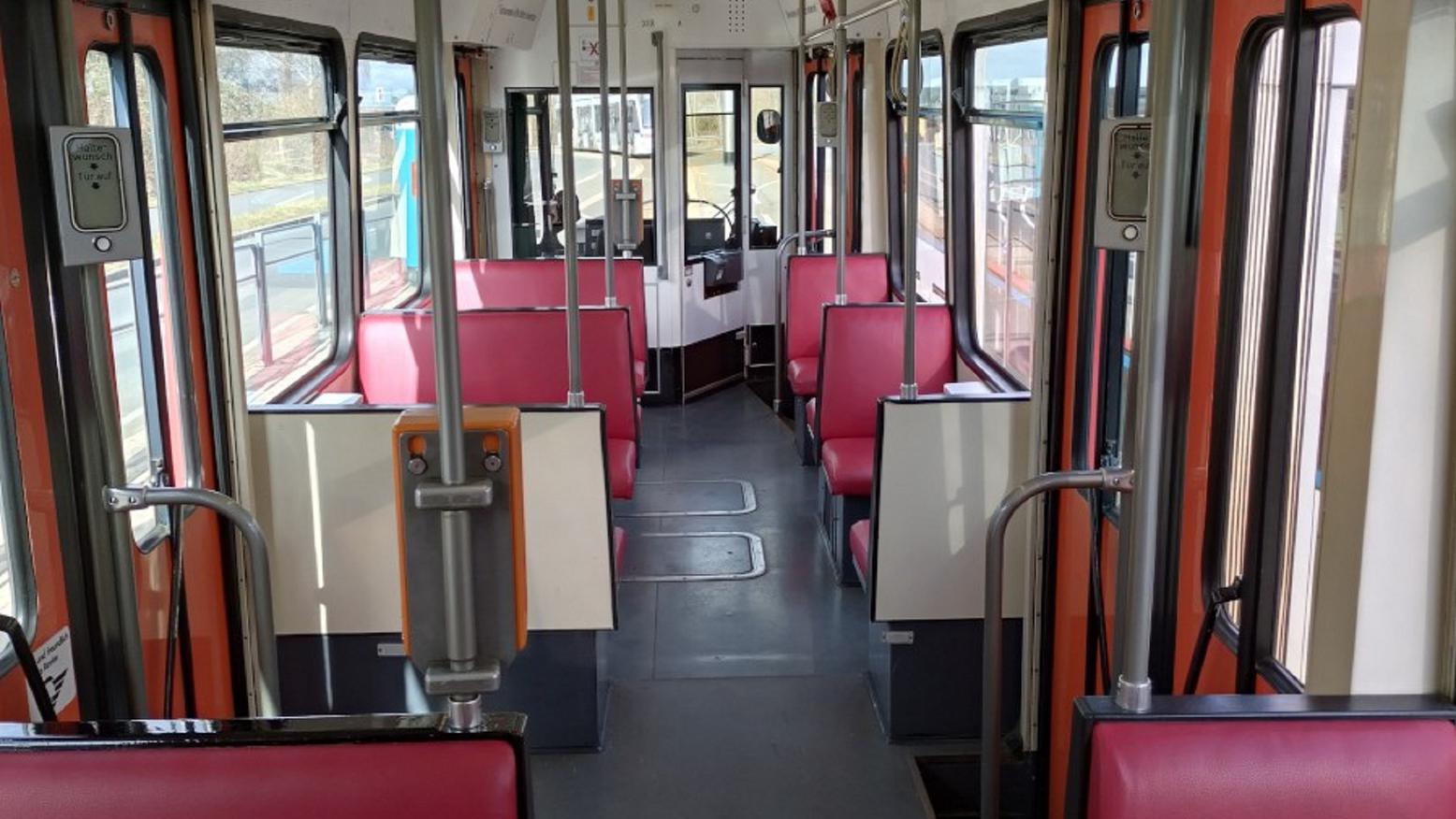 Im Innenraum der historischen Straßenbahn (TW 332) finden die Trauungen statt .