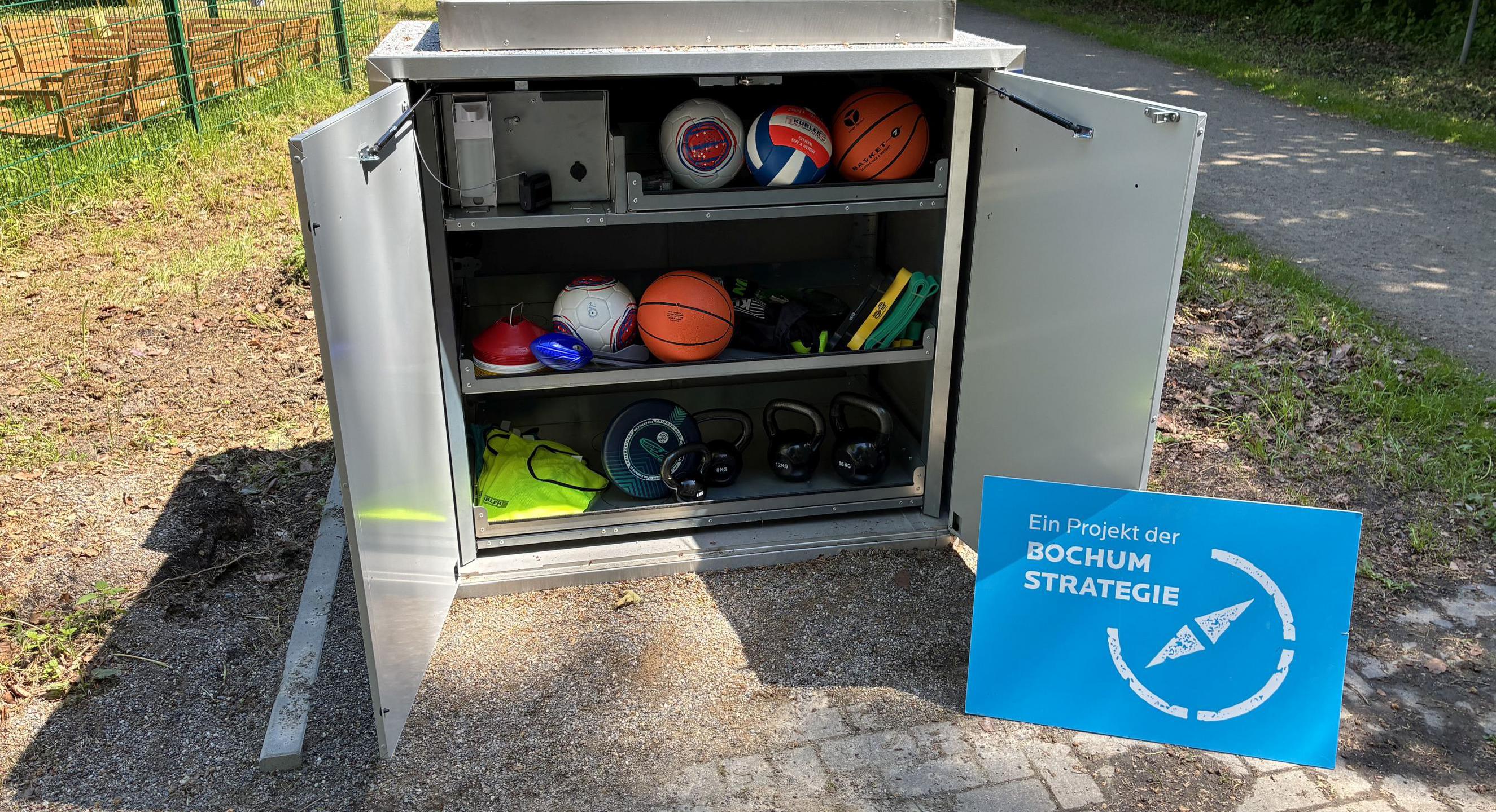 Geöffnete Sportbox mit Spielgeräten 