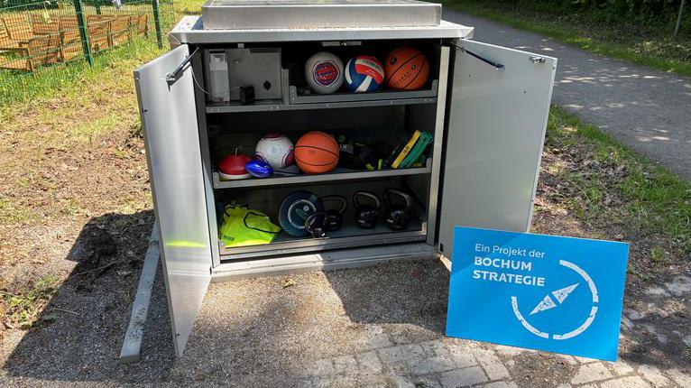Geöffnete Sportbox mit Spielgeräten 