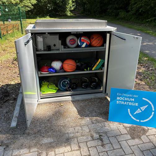 Geöffnete Sportbox mit Spielgeräten 