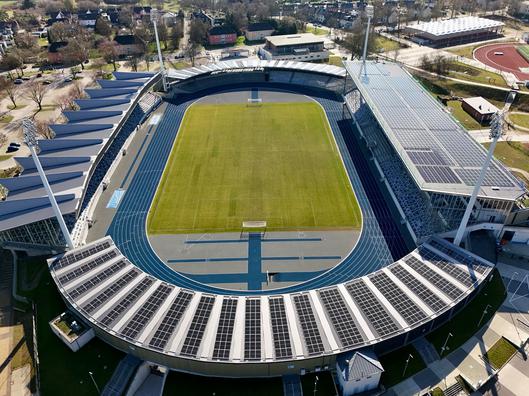 Das Luftbild zeigt die Photovoltaikanlage auf dem Dach des Lohrheidestadions in Bochum.