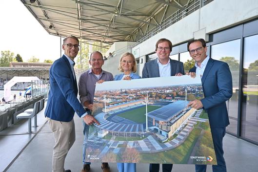 Vertreter von Stadt und Stadtwerke stellen die Photovoltaikanlage auf dem Sportpark Lohrheide in Bochum am 28.05.2026 vor.