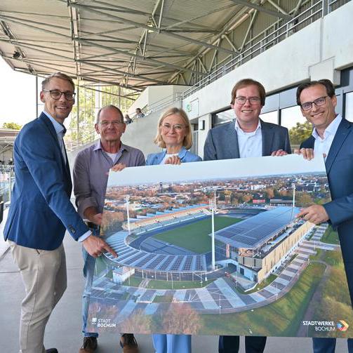 Vertreter von Stadt und Stadtwerke stellen die Photovoltaikanlage auf dem Sportpark Lohrheide in Bochum am 28.05.2026 vor.