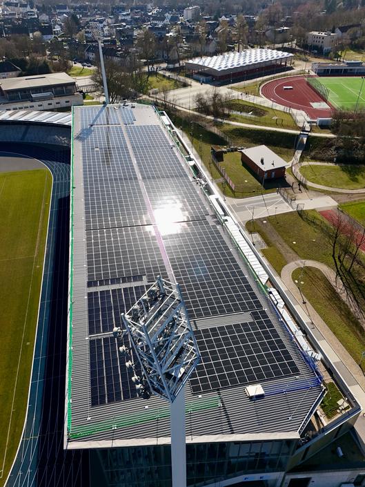 Das Luftbild zeigt die Photovoltaikanlage auf dem Dach des Lohrheidestadions in Bochum.