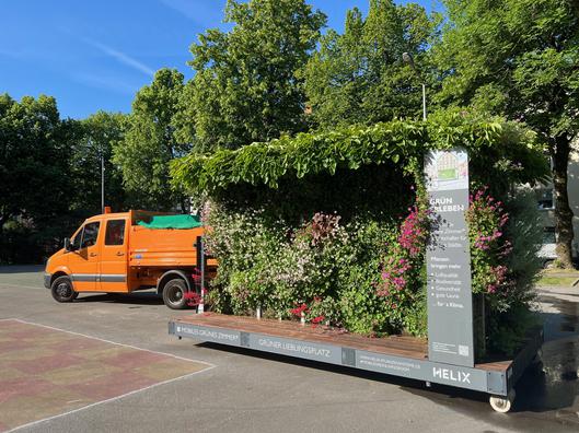 Fahrbarer bepflanzter Raum.