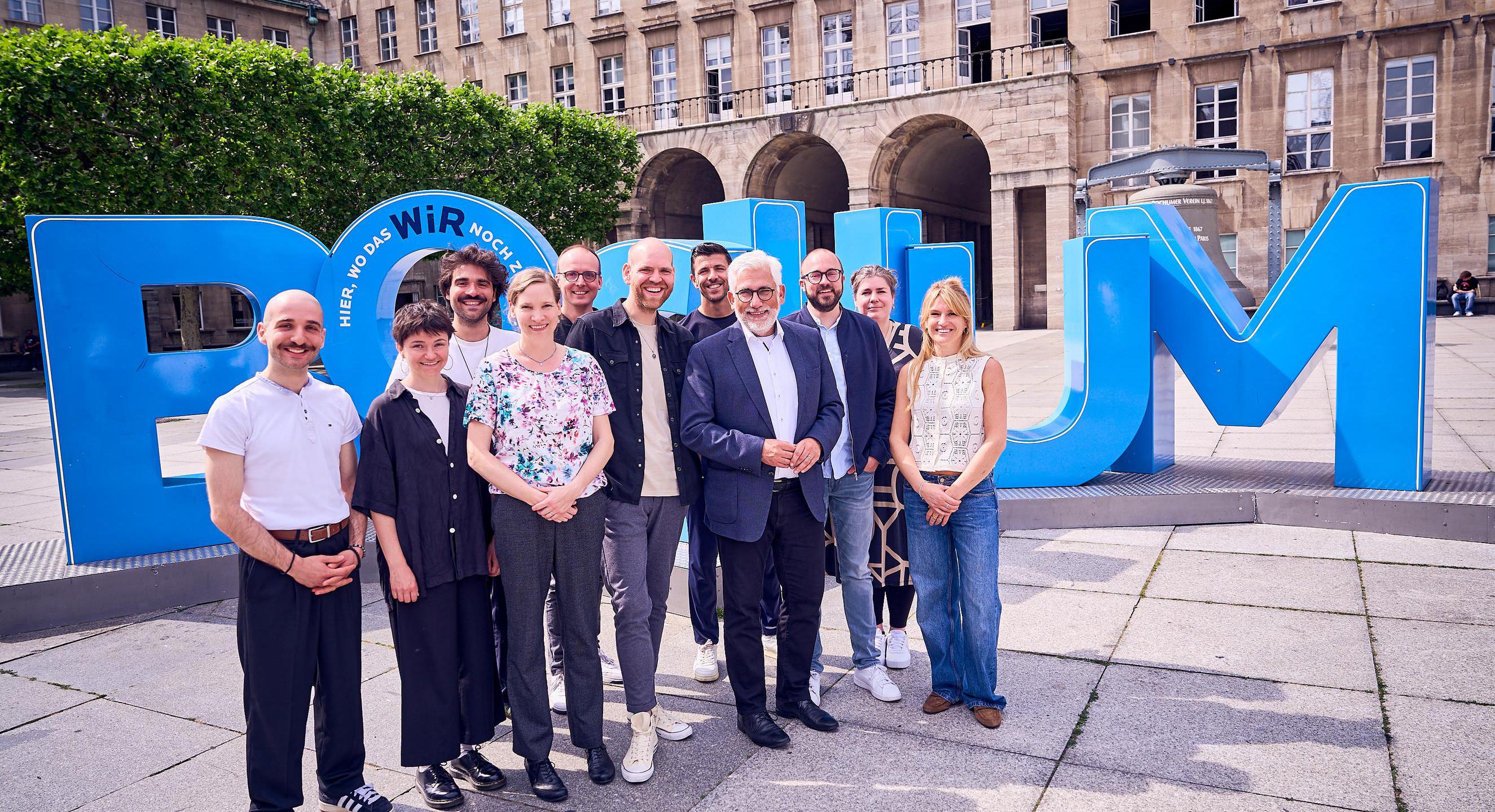 Gruppenfoto mit Oberbürgermeister Lukat und Vereinsmitgliedern vor dem Rathaus.