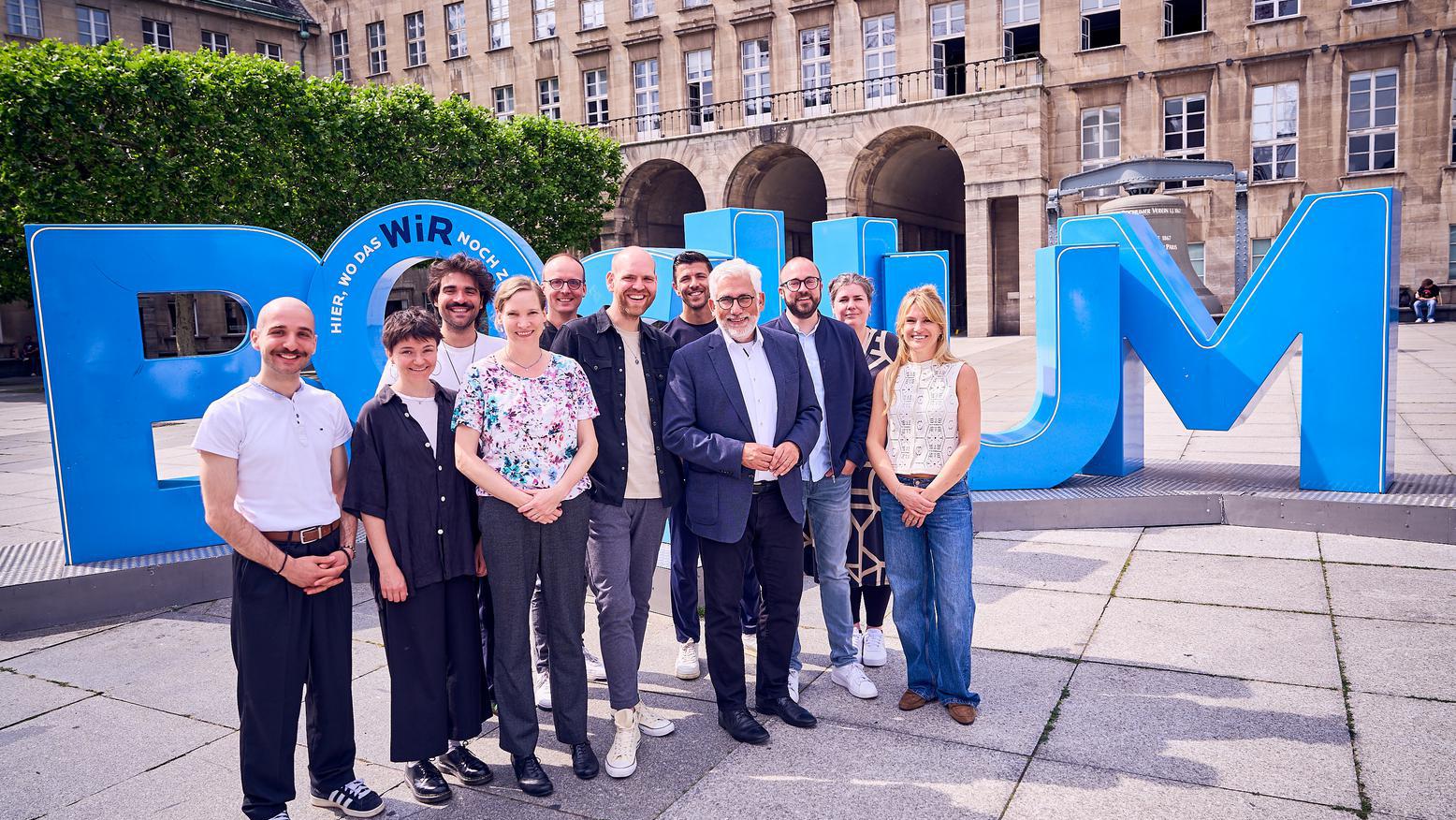 Gruppenfoto mit Oberbürgermeister Lukat und Vereinsmitgliedern vor dem Rathaus.
