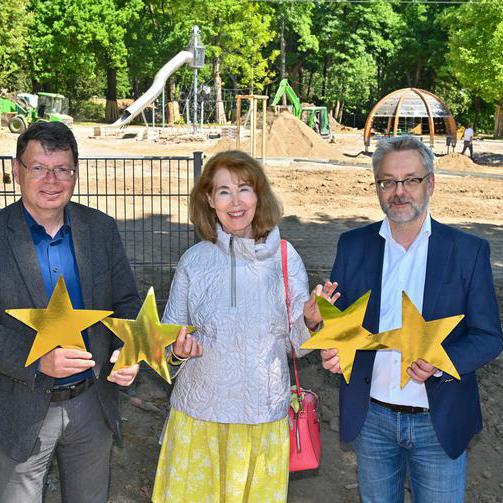 Übergabe des zweiten Sterns für Bochumer IGA-Projekte an Stadtbaurat Dr. Markus Bradtke