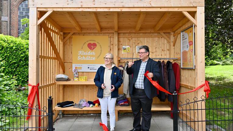 Nicole Brandenburger vom ASB und Bezirksbürgermeister Olaf Peters eröffnen symbolisch die Gabenhütte in Bochum-Wiemelhausen.