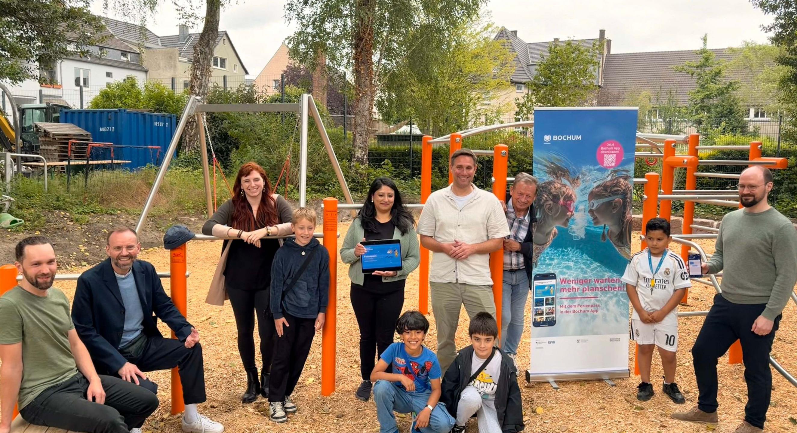 Gruppenfoto an den Kletterstangen auf einem Spielplatz