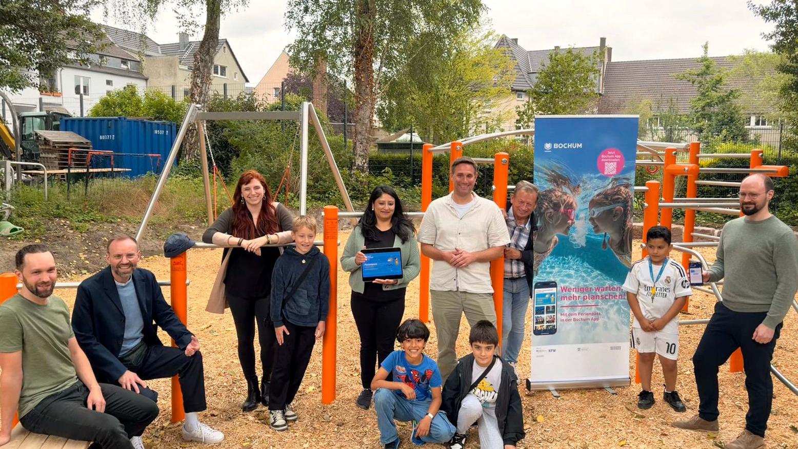 Gruppenfoto an den Kletterstangen auf einem Spielplatz