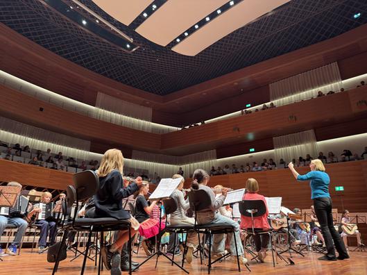 Kinder spielen ein Konzert im Musikforum.