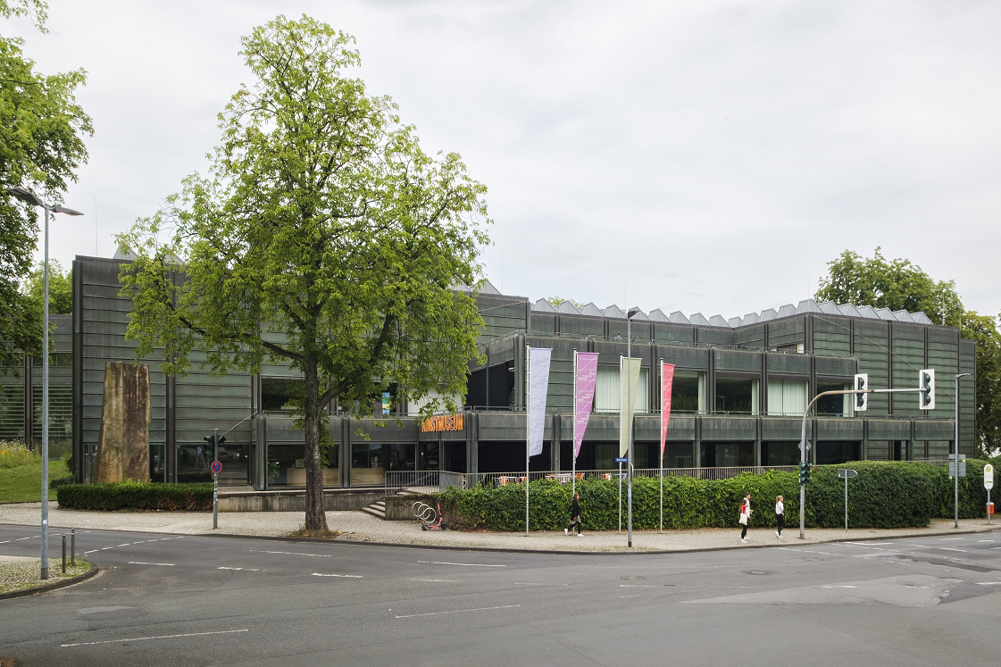 Aussenansicht des Kunstmuseums Bochum mit Fahnen
