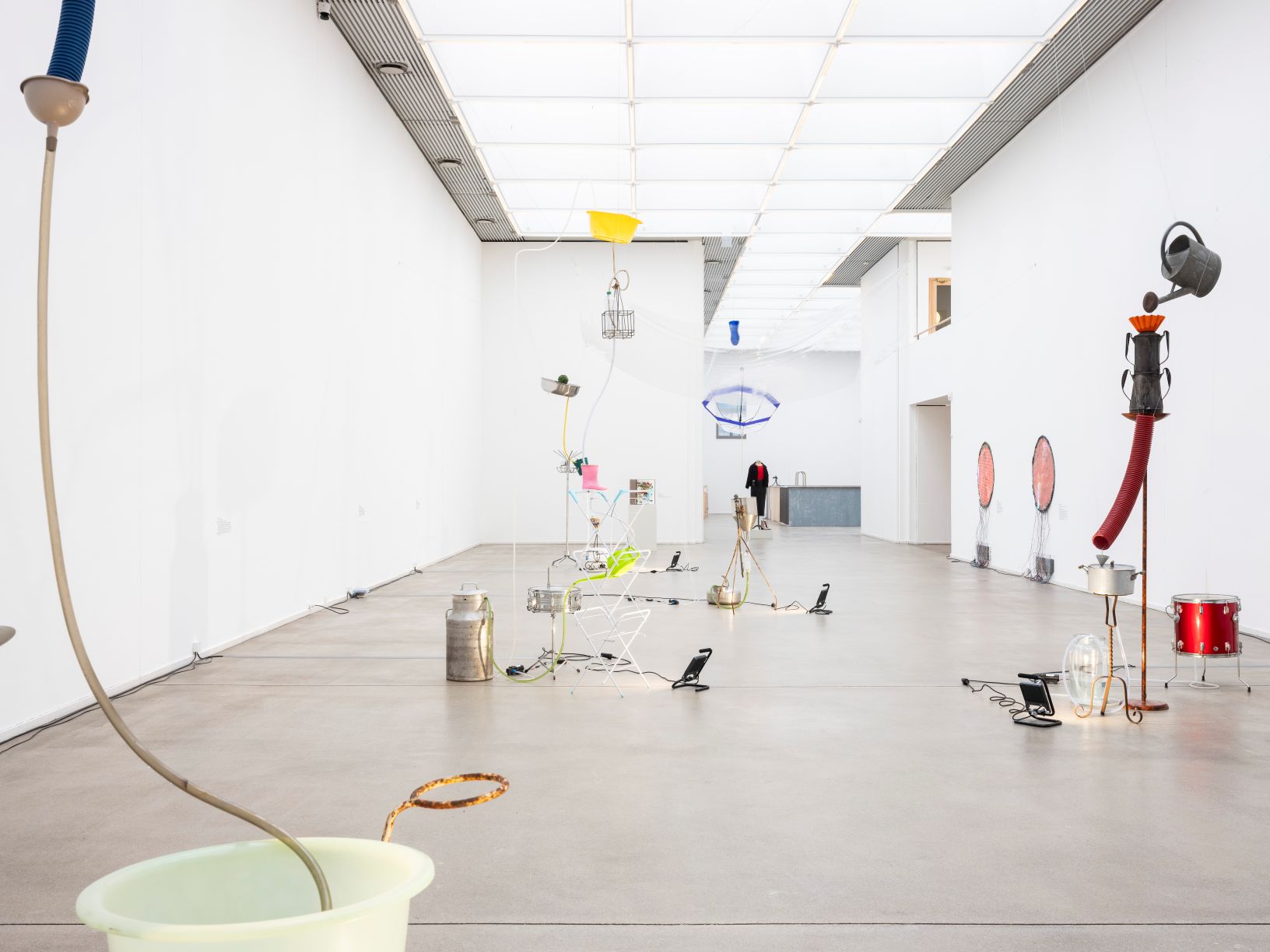 Raumansicht des Kunstmuseums Bochum mit verschiedenen Kunstinstallatonen