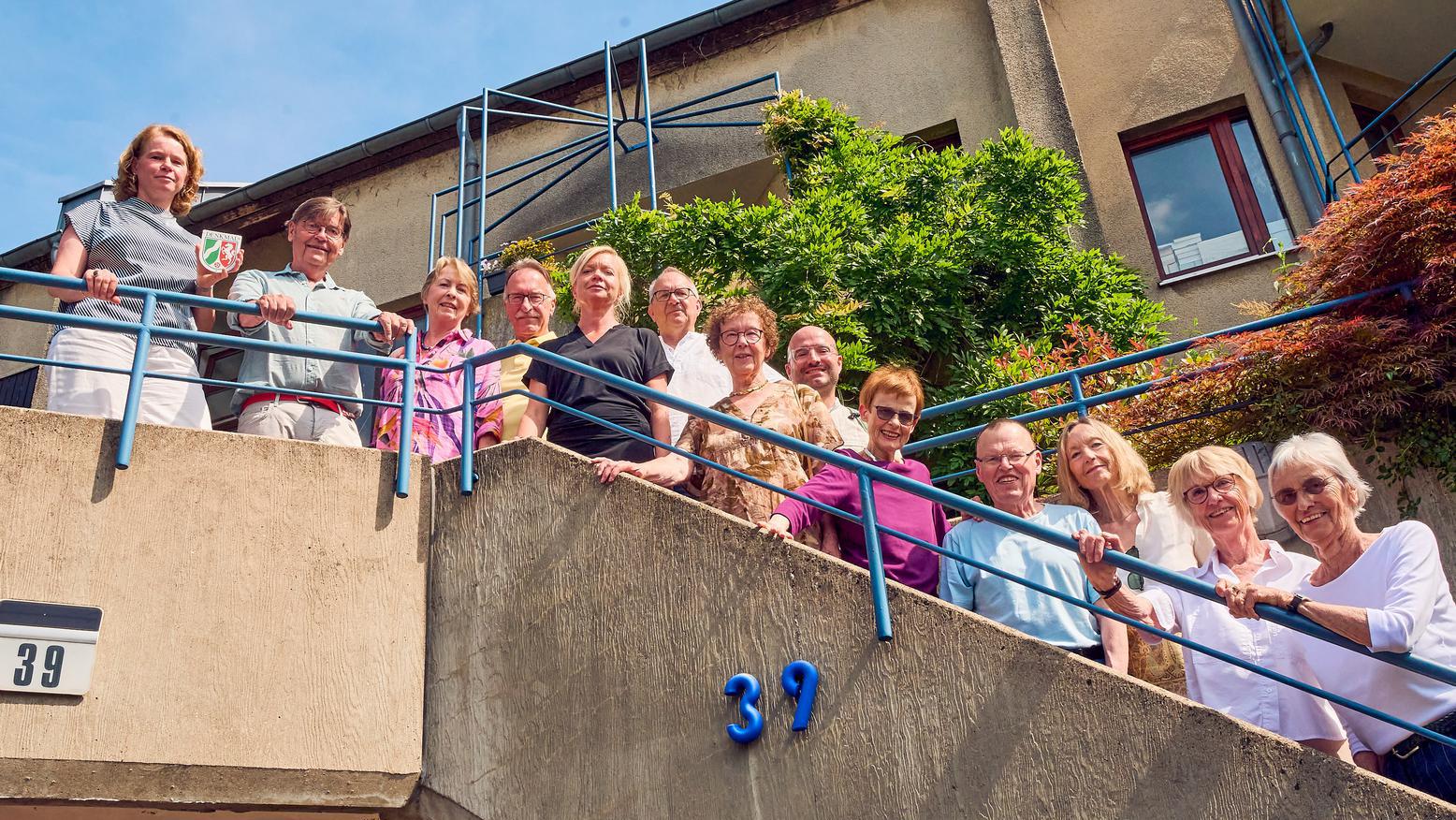 Mehrere Personen auf einer Treppe