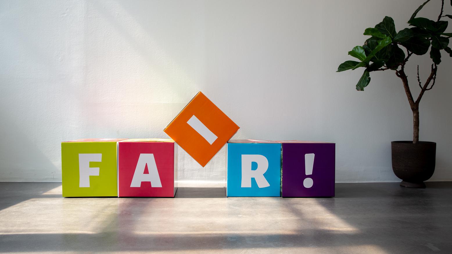 Bunte Würfel mit den Buchstaben FAIR!