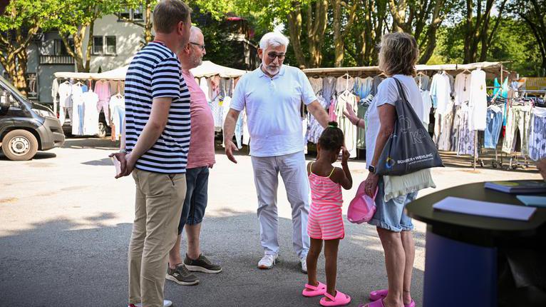 Oberbürgermeister Jörg Lukat sprich mit Bürgern auf dem Wochenmarkt in Wattenscheid Günnigfeld