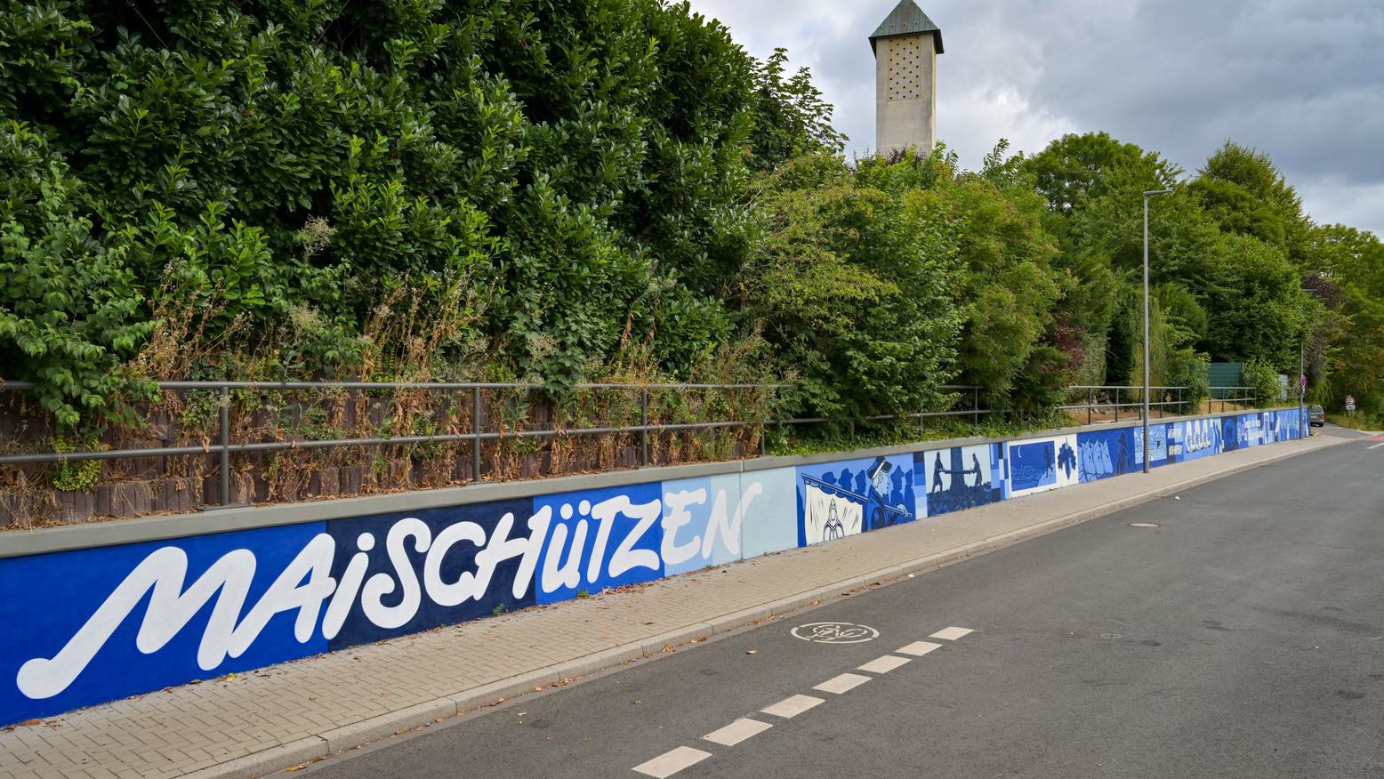 Stützwand, welche mit Motiven der Bochumer Maischützen besprüht ist.