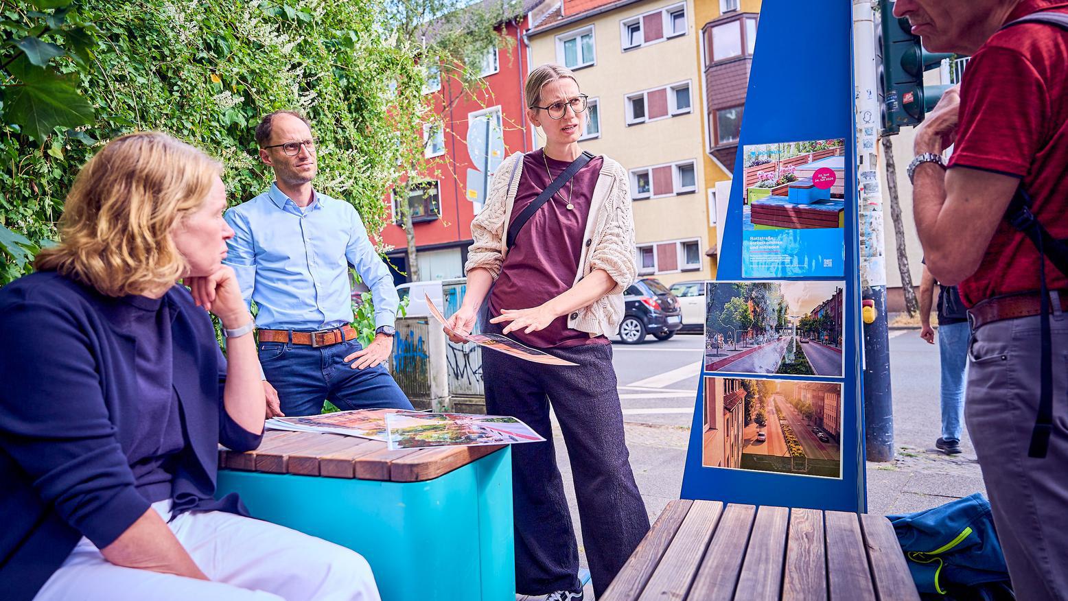 Auf dem Bild wird die Planung der "Stadt-Terrassen" besprochen