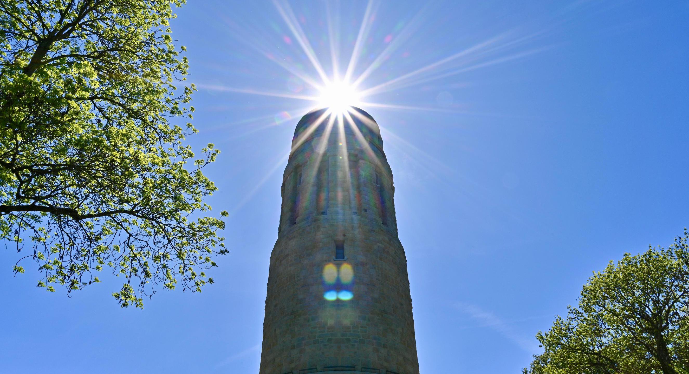 Stimmungsbild Bismarckturm mit darüber stehender Sonne