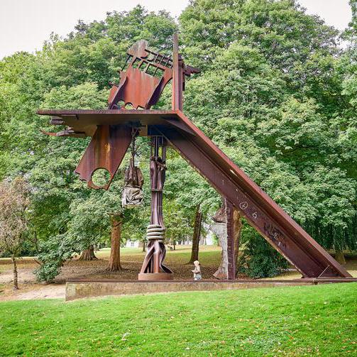 Eine aus Stahl gefertigte Collage von Aleš Veselý ragt neben dem Gehweg im Stadtpark in die Höhe.