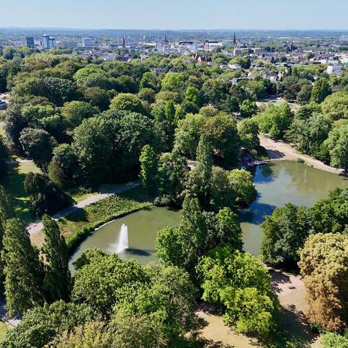 Luftaufnahme, die den Teich und den Bismarckturm im Stadtpark zeigt