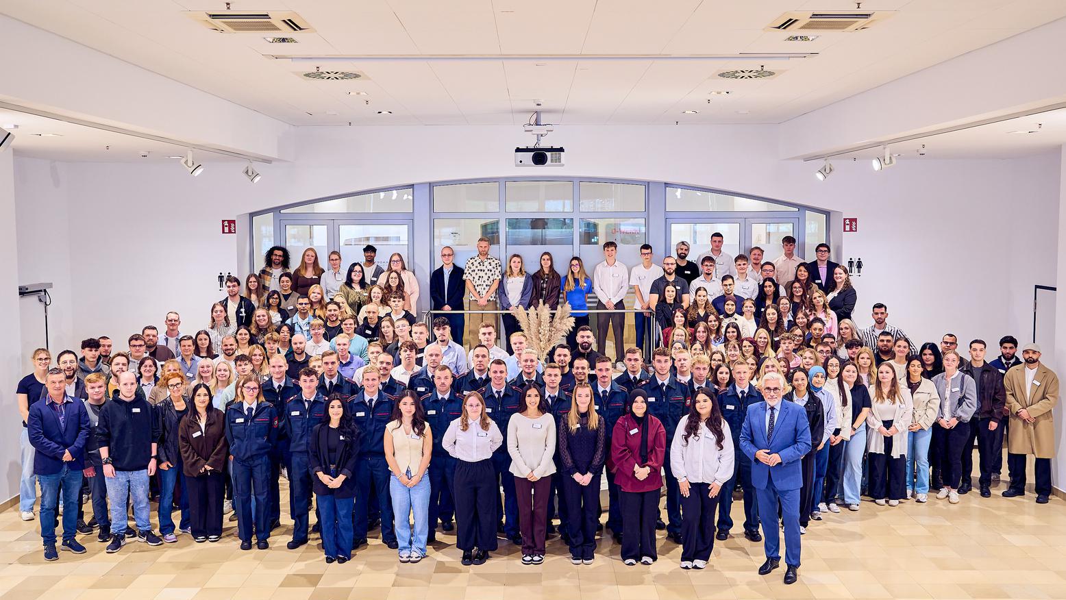 Gruppenfoto der 135 neuen Nachwuchskräfte