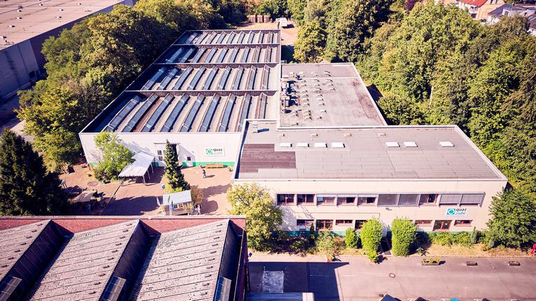 Ein großer Gebäudekomplex von oben. 