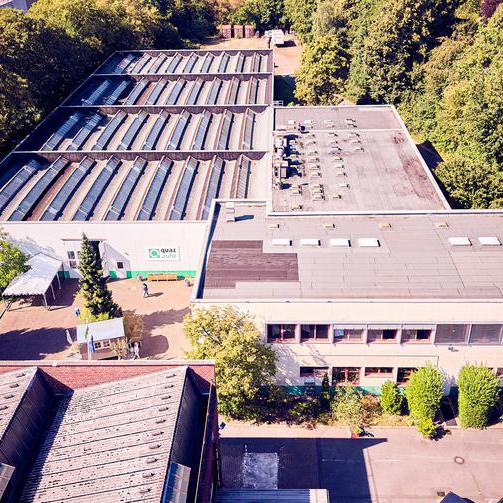Ein großer Gebäudekomplex von oben. 