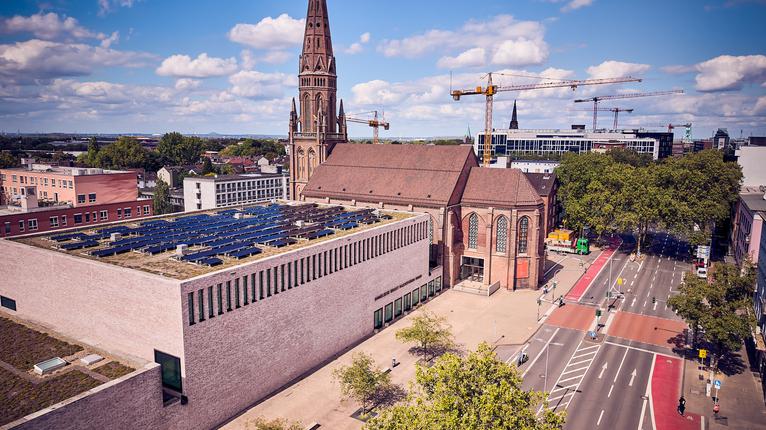 Luftaufnahme vom Dach des Anneliese-Brost-Musikforums mit Photovoltaik-Anlage