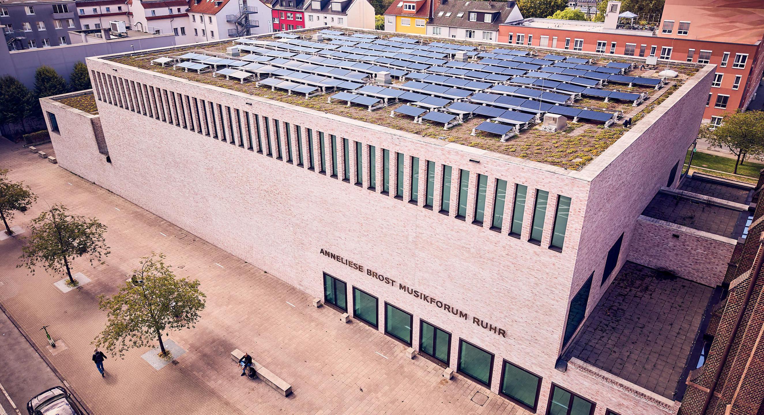 Luftaufnahme von der Photovoltaik-Anlage auf dem Dach des Musikforums