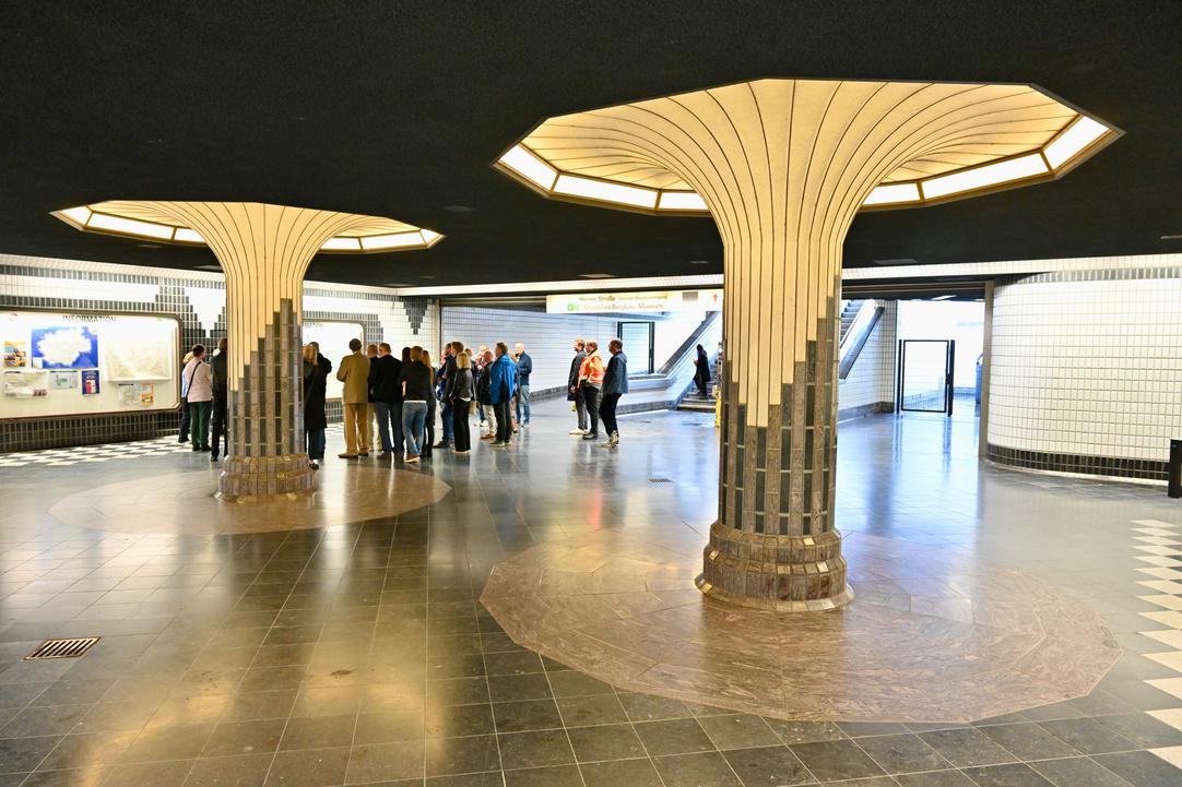 Personengruppe in U-Bahn Station 