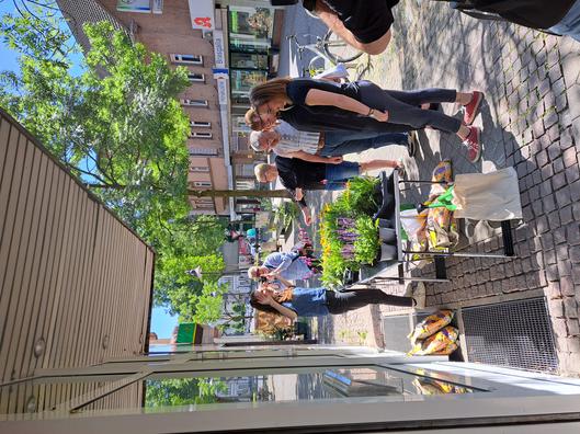 Bunte Pflanzen und beste Laune für ein grüneres Stadtbild