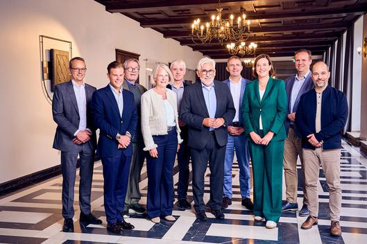 Oberbürgermeister Jörg Lukat trifft sich im Bochumer Rathaus mit Vertreterinnen und Vertretern der Bochumer Krankenhausleitungen zum gemeinsamen Austausch.