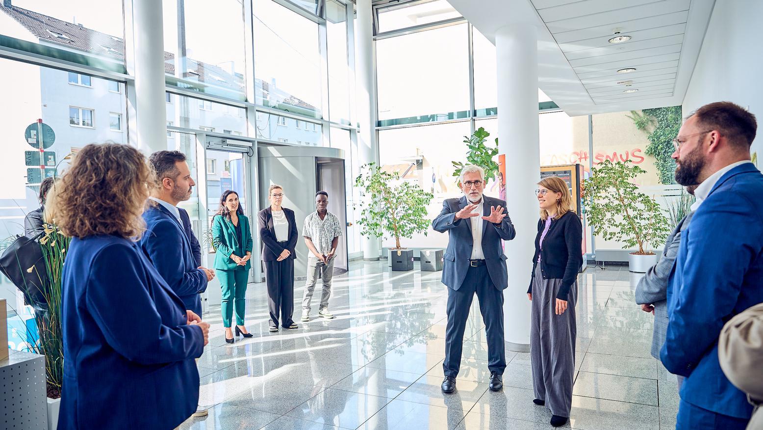 Personengruppe im Empfangsbereich des Welcome Office