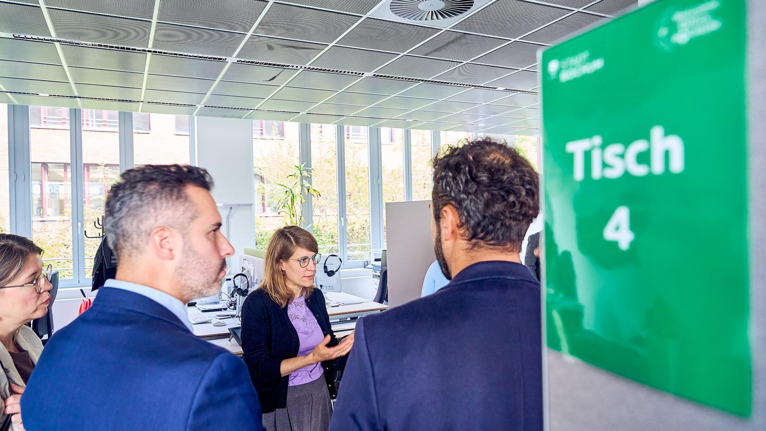 Ministerin Schäffer und weitere Personen in Büroräumen des Welcome Office