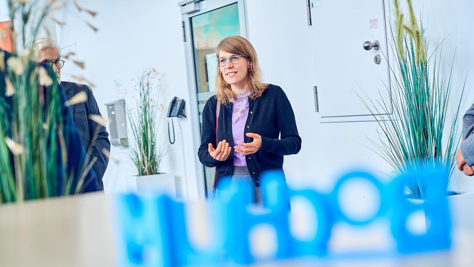 Ministerin Schäffer in Büroräumen des Welcome Office