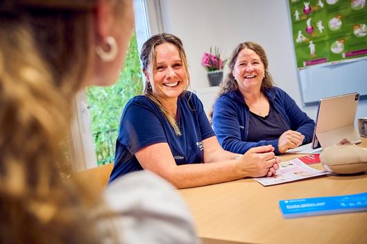 Zwei Frauen lachen in die Kamera