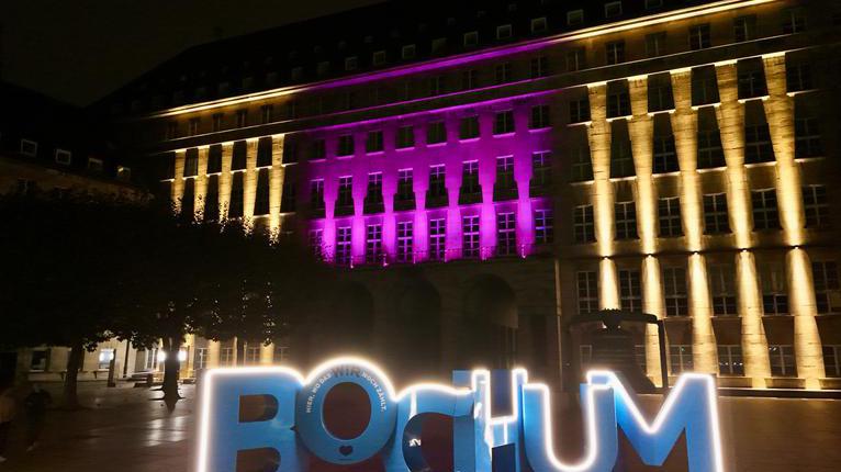 Das angestrahlte Rathaus im Jahr 2025